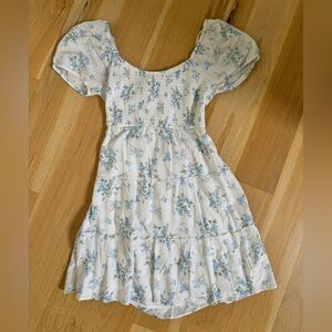 Gently used super cute timeless hollister dress. Gently used no signs of use.